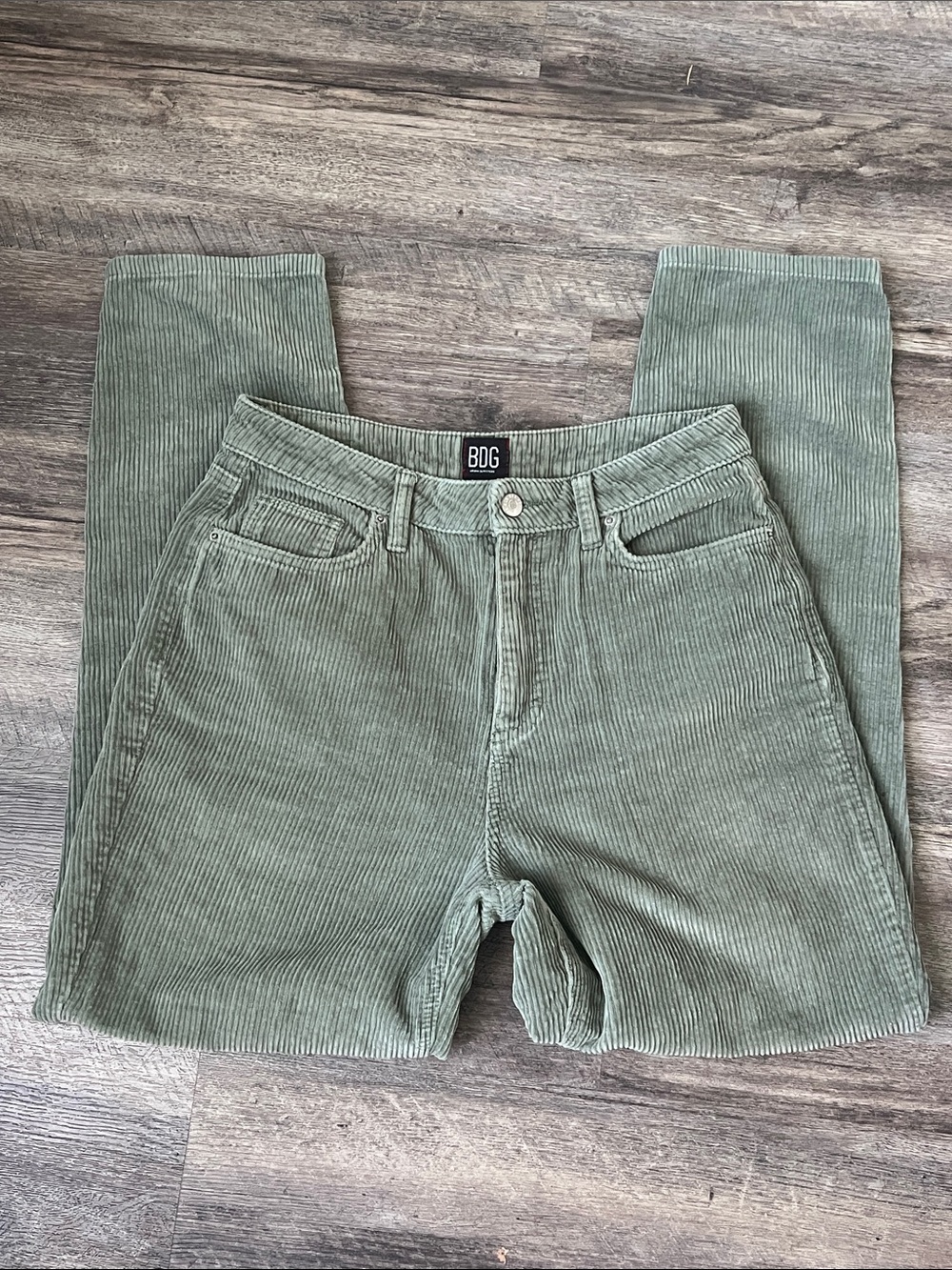 BDG Urban Outfitters high rise mom cut green corduroy pants, size 29 ®️